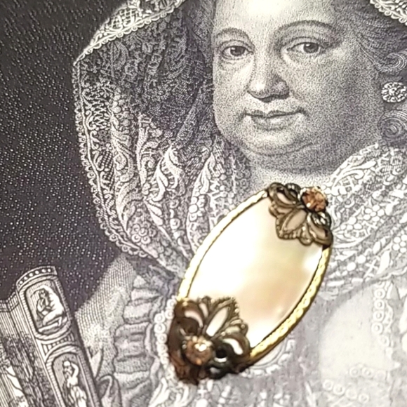 1800s Victorian Mother of Pearl Paste Stone Brooch - Picture 2 of 7